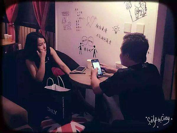 跟对方聊她感兴趣的人和事儿,我想这样对方对你的好感度会急剧上升